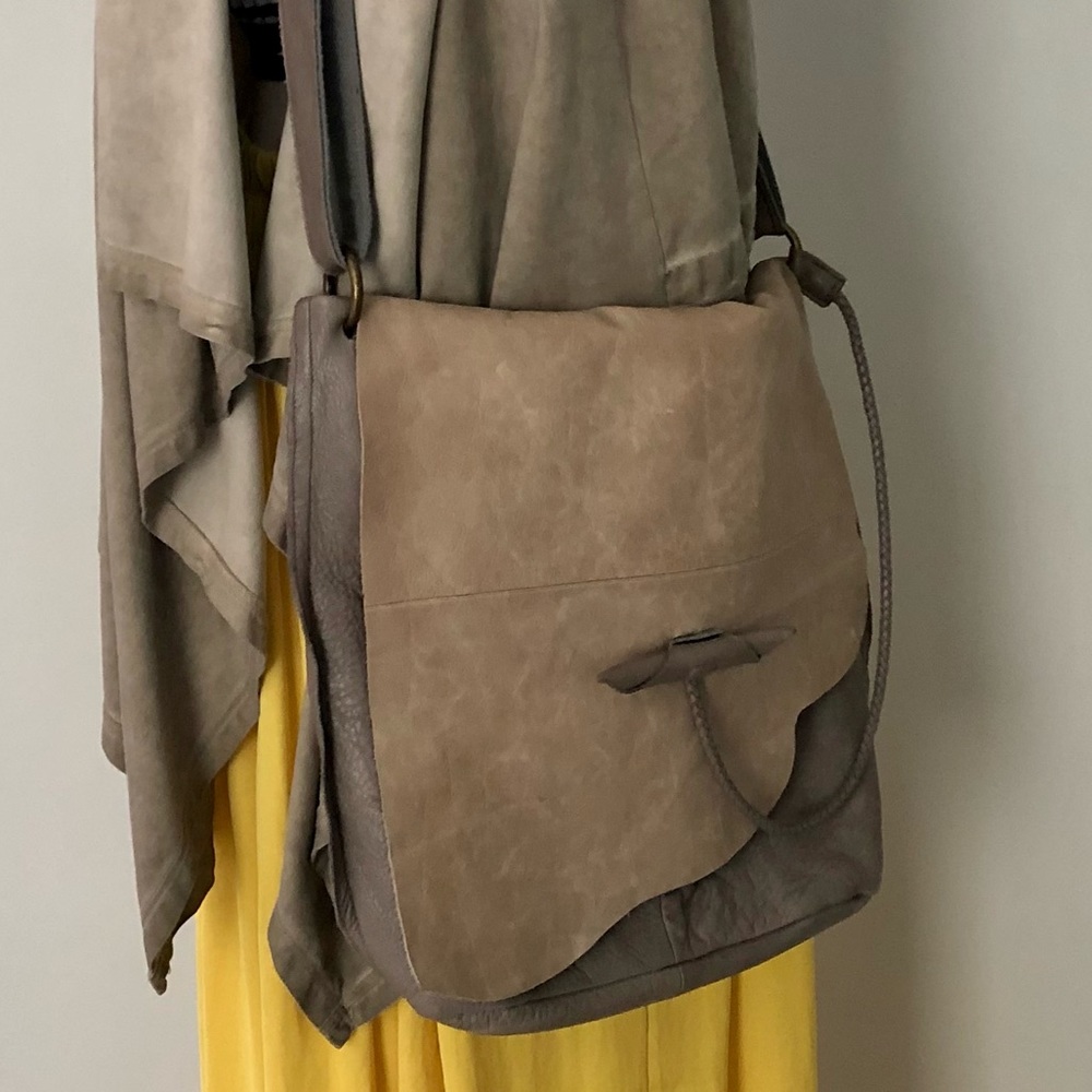 Mia Inspiration Taupe Leather Zippered Bag New!